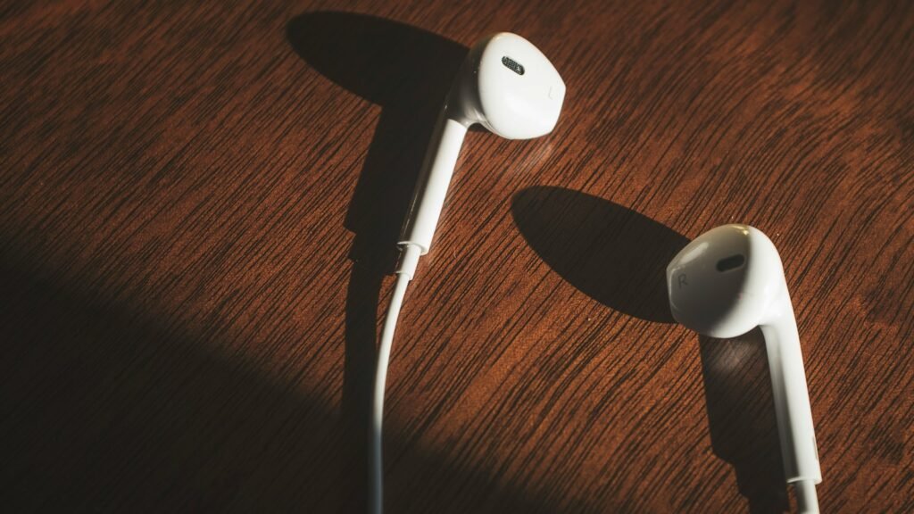سماعات ايفون 18 برو ماكس و17 برو ماكس – EarPods سلكية